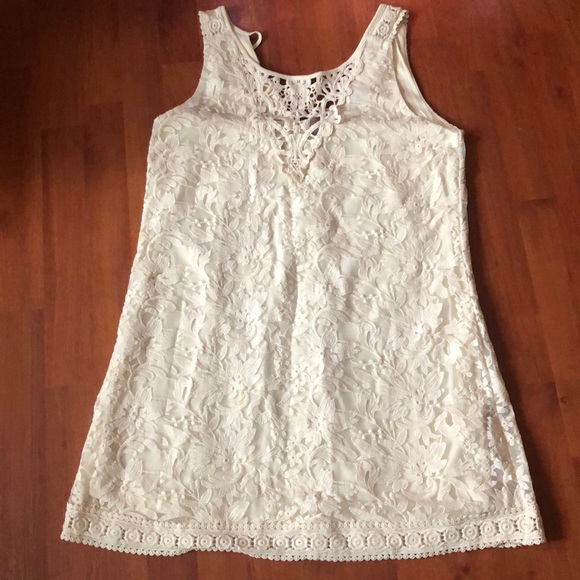 Beautiful laced dress - Picture 1 of 2